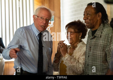 Charleston, USA. 18 Mai, 2019. Demokratische Präsidentschaftskandidaten Senator Bernie Sanders spricht mit Paula Braun, Mitte, und ihr partner Eugene Smith, rechts, bei einem Besuch in Ihrem Hause am 18. Mai 2019 in Dänemark, South Carolina. Brown und Smith sind Aktivisten Kampf für sauberes Trinkwasser in ihrer ländlichen Gemeinde, wo das Leitungswasser ist nicht sicher durch landwirtschaftliche und industrielle Chemikalien zu trinken. Credit: Planetpix/Alamy leben Nachrichten Stockfoto