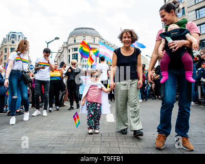 Brüssel, Brabant, Belgien. 18 Mai, 2019. Eine Frau gesehen wird, Hand in Hand mit ihrer kleinen Tochter während der Parade. Die 24 belgischen Pride Parade in Brüssel stattfand und es startete um 13:45 Uhr Von der Stolz Dorf auf dem Mont des Arts, und es wurde von CesÃ¡r Sampson, ein Sänger in der letztjährigen Eurovision geführt. Das Thema der Belgischen Stolz 2019 ist "Alle für Einen". Über 100.000 Menschen nahmen an der Veranstaltung teil und die Parteien, die um das Zentrum der Stadt. Credit: Ana Fernandez/SOPA Images/ZUMA Draht/Alamy leben Nachrichten Stockfoto