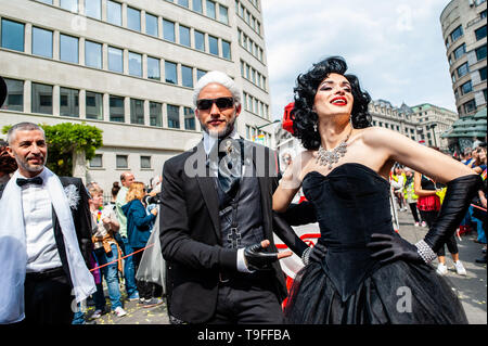 Brüssel, Brabant, Belgien. 18 Mai, 2019. Ein Paar gesehen, Kostüme während der Parade. Die 24 belgischen Pride Parade in Brüssel stattfand und es startete um 13:45 Uhr Von der Stolz Dorf auf dem Mont des Arts, und es wurde von CesÃ¡r Sampson, ein Sänger in der letztjährigen Eurovision geführt. Das Thema der Belgischen Stolz 2019 ist "Alle für Einen". Über 100.000 Menschen nahmen an der Veranstaltung teil und die Parteien, die um das Zentrum der Stadt. Credit: Ana Fernandez/SOPA Images/ZUMA Draht/Alamy leben Nachrichten Stockfoto