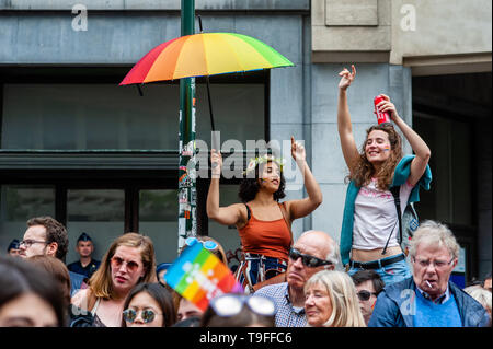 Brüssel, Brabant, Belgien. 18 Mai, 2019. Eine Frau gesehen, die einen Regenbogen Regenschirm beim Beobachten der Parade. Die 24 belgischen Pride Parade in Brüssel statt und es begann um 13:45 Uhr Von der Stolz Dorf auf dem Mont des Arts, und es wurde von CesÃ¡r Sampson, ein Sänger in der letztjährigen Eurovision geführt. Das Thema der Belgischen Stolz 2019 ist "Alle für Einen". Über 100.000 Menschen nahmen an der Veranstaltung teil und die Parteien, die um das Zentrum der Stadt. Credit: Ana Fernandez/SOPA Images/ZUMA Draht/Alamy leben Nachrichten Stockfoto