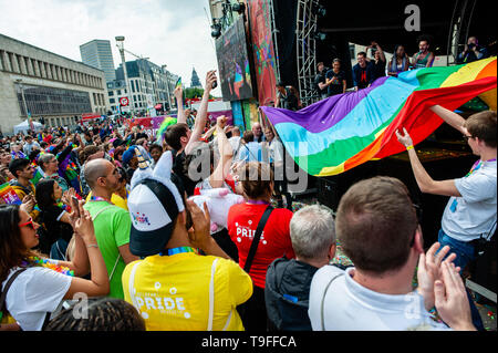 Brüssel, Brabant, Belgien. 18 Mai, 2019. Die Menschen sind zu sehen, die einen großen Regenbogen Flagge während der Parade. Die 24 belgischen Pride Parade in Brüssel stattfand und es startete um 13:45 Uhr Von der Stolz Dorf auf dem Mont des Arts, und es wurde von CesÃ¡r Sampson, ein Sänger in der letztjährigen Eurovision geführt. Das Thema der Belgischen Stolz 2019 ist "Alle für Einen". Über 100.000 Menschen nahmen an der Veranstaltung teil und die Parteien, die um das Zentrum der Stadt. Credit: Ana Fernandez/SOPA Images/ZUMA Draht/Alamy leben Nachrichten Stockfoto