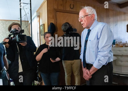 Charleston, USA. 18 Mai, 2019. Demokratische Präsidentschaftskandidaten Senator Bernie Sanders spricht mit Reportern nach einem Home Besuch mit Eugene Smith, und sein Partner Paula Braun 18. Mai 2019 in Dänemark, South Carolina. Smith und Braun, kämpfen für sauberes Trinkwasser in ihrer ländlichen Gemeinde, wo das Leitungswasser ist nicht sicher durch landwirtschaftliche und industrielle Chemikalien zu trinken. Credit: Planetpix/Alamy leben Nachrichten Stockfoto