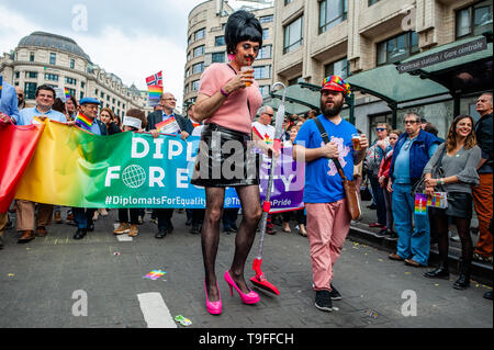 Brüssel, Brabant, Belgien. 18 Mai, 2019. Ein Mann wird gesehen als Freddy Mercury während der Parade. Die 24 belgischen Pride Parade in Brüssel stattfand und es startete um 13:45 Uhr Von der Stolz Dorf auf dem Mont des Arts, und es wurde von CesÃ¡r Sampson, ein Sänger in der letztjährigen Eurovision geführt. Das Thema der Belgischen Stolz 2019 ist "Alle für Einen". Über 100.000 Menschen nahmen an der Veranstaltung teil und die Parteien, die um das Zentrum der Stadt. Credit: Ana Fernandez/SOPA Images/ZUMA Draht/Alamy leben Nachrichten Stockfoto