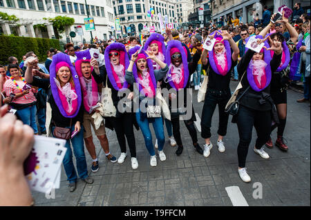 Brüssel, Brabant, Belgien. 18 Mai, 2019. Eine Gruppe von Frauen gesehen, vulvas Kostüme während der Veranstaltung. Die 24 belgischen Pride Parade in Brüssel stattfand und es startete um 13:45 Uhr Von der Stolz Dorf auf dem Mont des Arts, und es wurde von CesÃ¡r Sampson, ein Sänger in der letztjährigen Eurovision geführt. Das Thema der Belgischen Stolz 2019 ist "Alle für Einen". Über 100.000 Menschen nahmen an der Veranstaltung teil und die Parteien, die um das Zentrum der Stadt. Credit: Ana Fernandez/SOPA Images/ZUMA Draht/Alamy leben Nachrichten Stockfoto