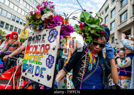 Brüssel, Brabant, Belgien. 18 Mai, 2019. Eine schwarze Frau gesehen wird, halten Sie eine Plakette während der Parade. Die 24 belgischen Pride Parade in Brüssel stattfand und es startete um 13:45 Uhr Von der Stolz Dorf auf dem Mont des Arts, und es wurde von CesÃ¡r Sampson, ein Sänger in der letztjährigen Eurovision geführt. Das Thema der Belgischen Stolz 2019 ist "Alle für Einen". Über 100.000 Menschen nahmen an der Veranstaltung teil und die Parteien, die um das Zentrum der Stadt. Credit: Ana Fernandez/SOPA Images/ZUMA Draht/Alamy leben Nachrichten Stockfoto