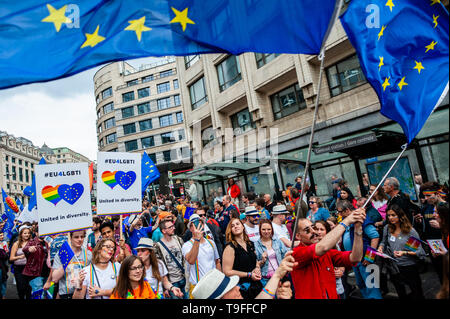 Brüssel, Brabant, Belgien. 18 Mai, 2019. Menschen gesehen Holding EU-Flaggen während der Parade. Die 24 belgischen Pride Parade in Brüssel stattfand und es startete um 13:45 Uhr Von der Stolz Dorf auf dem Mont des Arts, und es wurde von CesÃ¡r Sampson, ein Sänger in der letztjährigen Eurovision geführt. Das Thema der Belgischen Stolz 2019 ist "Alle für Einen". Über 100.000 Menschen nahmen an der Veranstaltung teil und die Parteien, die um das Zentrum der Stadt. Credit: Ana Fernandez/SOPA Images/ZUMA Draht/Alamy leben Nachrichten Stockfoto