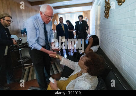 Charleston, USA. 18 Mai, 2019. Demokratische Präsidentschaftskandidaten Senator Bernie Sanders dank Hausbesitzer Paula Braun nach einem Besuch in Ihrem Haus Trinkwasser 18. Mai 2019 in Dänemark, South Carolina diskutieren. Braun ist der Kampf für sauberes Trinkwasser in ihrer ländlichen Gemeinde, wo das Leitungswasser ist nicht sicher durch landwirtschaftliche und industrielle Chemikalien zu trinken. Credit: Planetpix/Alamy leben Nachrichten Stockfoto