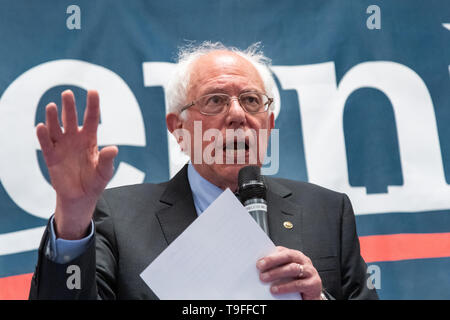 Charleston, USA. 18 Mai, 2019. Demokratische Präsidentschaftskandidaten Senator Bernie Sanders Trinkwasser während einer ökologischen Gerechtigkeit Rathaus Sitzung Mai 18, 2019 in Dänemark, South Carolina diskutieren. Die kleinen ländlichen Stadt hat unsicheres Wasser durch landwirtschaftliche und industrielle Chemikalien tippen. Credit: Planetpix/Alamy leben Nachrichten Stockfoto