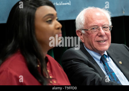 Charleston, USA. 18 Mai, 2019. Demokratische Präsidentschaftskandidaten Senator Bernie Sanders hört Aktivist Deanna Miller Berry, Links, während eines ökologischen Gerechtigkeit Rathaus Sitzung Mai 18, 2019 in Dänemark, South Carolina. Die kleinen ländlichen Stadt hat unsicheres Wasser durch landwirtschaftliche und industrielle Chemikalien tippen. Credit: Planetpix/Alamy leben Nachrichten Stockfoto