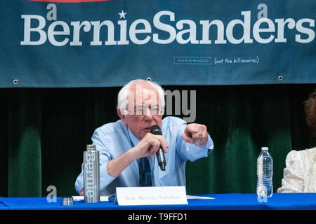 Charleston, USA. 18 Mai, 2019. Demokratische Präsidentschaftskandidaten Senator Bernie Sanders Antworten eine Frage während einer ökologischen Gerechtigkeit Rathaus Sitzung Mai 18, 2019 in Dänemark, South Carolina. Die kleinen ländlichen Stadt hat unsicheres Wasser durch landwirtschaftliche und industrielle Chemikalien tippen. Credit: Planetpix/Alamy leben Nachrichten Stockfoto