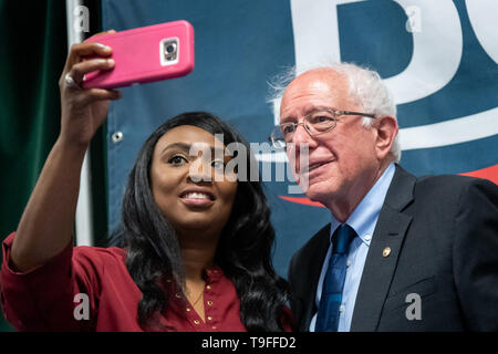 Charleston, USA. 18 Mai, 2019. Demokratische Präsidentschaftskandidaten Senator Bernie Sanders nimmt eine selfie mit aktivistischen Deanna Miller Berry nach einer ökologischen Gerechtigkeit Rathaus Sitzung Mai 18, 2019 in Dänemark, South Carolina. Die kleinen ländlichen Stadt hat unsicheres Wasser durch landwirtschaftliche und industrielle Chemikalien tippen. Credit: Planetpix/Alamy leben Nachrichten Stockfoto