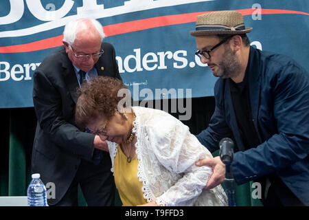 Charleston, USA. 18 Mai, 2019. Demokratische Präsidentschaftskandidaten Senator Bernie Sanders, Links, und Dokumentarfilmer Josh Fox, rechts, assist Aktivistin Paula Braun nach einer ökologischen Gerechtigkeit Rathaus Sitzung Mai 18, 2019 in Dänemark, South Carolina. Die kleinen ländlichen Stadt hat unsicheres Wasser durch landwirtschaftliche und industrielle Chemikalien tippen. Credit: Planetpix/Alamy leben Nachrichten Stockfoto