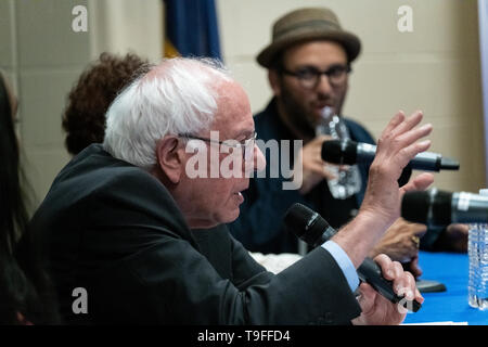 Charleston, USA. 18 Mai, 2019. Demokratische Präsidentschaftskandidaten Senator Bernie Sanders Antworten eine Frage während einer ökologischen Gerechtigkeit Rathaus Sitzung Mai 18, 2019 in Dänemark, South Carolina. Die kleinen ländlichen Stadt hat unsicheres Wasser durch landwirtschaftliche und industrielle Chemikalien tippen. Credit: Planetpix/Alamy leben Nachrichten Stockfoto