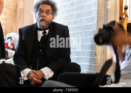 Charleston, USA. 18 Mai, 2019. Autor und Professor Dr. Cornel West hört als demokratische Präsidentschaftskandidaten Senator Bernie Sanders zu Besuch in der Heimat von Paula Braun und Eugene Smith 18. Mai 2019 in Dänemark, South Carolina. Smith und Braun kämpfen für sauberes Wasser in der kleinen ländlichen Stadt, wo landwirtschaftliche und industrielle Chemikalien, die das Trinkwasser unsicher gemacht haben. Credit: Planetpix/Alamy leben Nachrichten Stockfoto