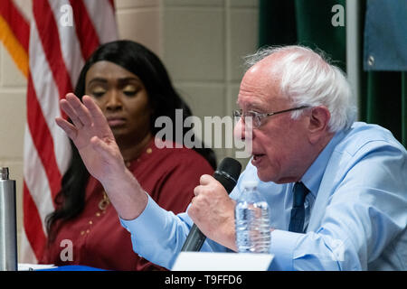 Charleston, USA. 18 Mai, 2019. Demokratische Präsidentschaftskandidaten Senator Bernie Sanders Antworten eine Frage während einer ökologischen Gerechtigkeit Rathaus Sitzung Mai 18, 2019 in Dänemark, South Carolina. Die kleinen ländlichen Stadt hat unsicheres Wasser durch landwirtschaftliche und industrielle Chemikalien tippen. Credit: Planetpix/Alamy leben Nachrichten Stockfoto