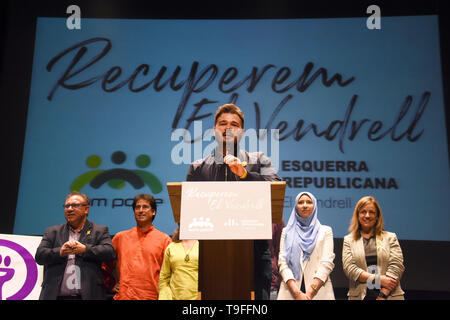 El Vendrell, Tarragona, Spanien. 18 Mai, 2019. Gabriel Rufian Stellvertreter des Kongresses von der Regierung Spaniens durch ERC beobachtet, als er während der Kampagnen für den Bürgermeister von El Vendrell Unterstützung von Marc Robert Nummer 1 von Som Poble und ERC vor dem Mai 26, 2019 Wahlen. Credit: Ramon Costa/SOPA Images/ZUMA Draht/Alamy leben Nachrichten Stockfoto