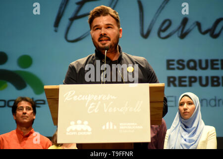 El Vendrell, Tarragona, Spanien. 18 Mai, 2019. Gabriel Rufian Stellvertreter des Kongresses von der Regierung Spaniens durch ERC beobachtet, als er während der Kampagnen für den Bürgermeister von El Vendrell Unterstützung von Marc Robert Nummer 1 von Som Poble und ERC vor dem Mai 26, 2019 Wahlen. Credit: Ramon Costa/SOPA Images/ZUMA Draht/Alamy leben Nachrichten Stockfoto