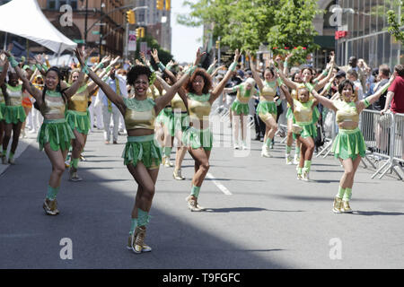 New York, NY, USA. 18 Mai, 2019. Soho, New York, USA, 18. Mai 2019 - Tausende von Demonstranten auf der 13. jährlichen Dance Parade durch die East Village heute nahmen an New York City. Foto: Luiz Rampelotto/EuropaNewswire. PHOTO CREDIT OBLIGATORISCH. Credit: Luiz Rampelotto/ZUMA Draht/Alamy leben Nachrichten Stockfoto