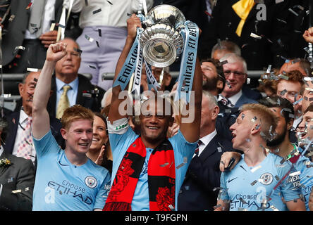 London, Großbritannien. 18 Mai, 2019. Von Manchester City Spieler feiern nach dem Gewinn der englischen FA Cup Finale zwischen Manchester City und Watford im Wembley Stadion in London, Großbritannien am 18. Mai 2019. Manchester City gewann 6-0 und wurde der erste englische Männer Seite das Meisterstück des Gewinnens der Premier League, FA Cup und Carabao Cup in der gleichen Saison zu erreichen. Credit: Han Yan/Xinhua/Alamy leben Nachrichten Stockfoto