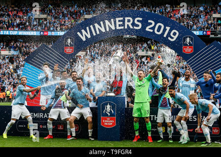 London, Großbritannien. 18 Mai, 2019. Von Manchester City Spieler feiern nach dem Gewinn der englischen FA Cup Finale zwischen Manchester City und Watford im Wembley Stadion in London, Großbritannien am 18. Mai 2019. Manchester City gewann 6-0 und wurde der erste englische Männer Seite das Meisterstück des Gewinnens der Premier League, FA Cup und Carabao Cup in der gleichen Saison zu erreichen. Credit: Han Yan/Xinhua/Alamy leben Nachrichten Stockfoto