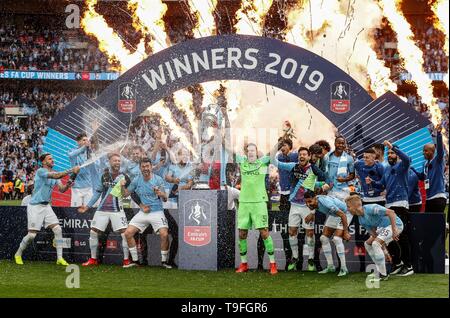 London, Großbritannien. 18 Mai, 2019. Von Manchester City Spieler feiern nach dem Gewinn der englischen FA Cup Finale zwischen Manchester City und Watford im Wembley Stadion in London, Großbritannien am 18. Mai 2019. Manchester City gewann 6-0 und wurde der erste englische Männer Seite das Meisterstück des Gewinnens der Premier League, FA Cup und Carabao Cup in der gleichen Saison zu erreichen. Credit: Han Yan/Xinhua/Alamy leben Nachrichten Stockfoto