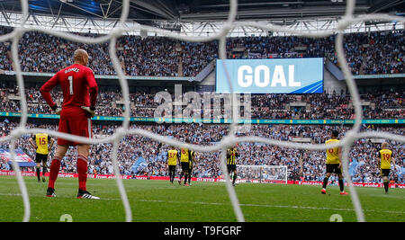 London, Großbritannien. 18 Mai, 2019. Die watford Heurelho Gomes (vorne) und Mannschaftskameraden reagieren, nachdem das Ziel von Manchester City während des englischen FA Cup Finale zwischen Manchester City und Watford im Wembley Stadion in London, Großbritannien am 18. Mai 2019. Manchester City gewann 6-0 und wurde der erste englische Männer Seite das Meisterstück des Gewinnens der Premier League, FA Cup und Carabao Cup in der gleichen Saison zu erreichen. Credit: Han Yan/Xinhua/Alamy leben Nachrichten Stockfoto