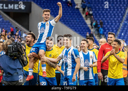 Barcelona, Spanien. 18 Mai, 2019. Von Espanyol Oscar Melendo (oben) feiert mit Teamkollegen, nach der letzten Runde die Spanische Liga Match zwischen RCD Espanyol und Real Sociedad San Sebastián in Barcelona, Spanien, am 18. Mai 2019. Espanyol gewann 2-0 und wurde für die UEFA Europa League in der kommenden Saison qualifiziert. Credit: Joan Gosa/Xinhua/Alamy leben Nachrichten Stockfoto