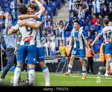 Barcelona, Spanien. 18 Mai, 2019. Von Espanyol chinesischen Spieler Wu Lei (2. R) feiert nach der letzten Runde die Spanische Liga Match zwischen RCD Espanyol und Real Sociedad San Sebastián in Barcelona, Spanien, am 18. Mai 2019. Espanyol gewann 2-0 und wurde für die UEFA Europa League in der kommenden Saison qualifiziert. Credit: Joan Gosa/Xinhua/Alamy leben Nachrichten Stockfoto