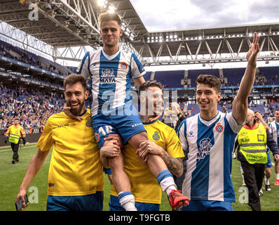 Barcelona, Spanien. 18 Mai, 2019. Von Espanyol Oscar Melendo (oben) feiert mit Teamkollegen, nach der letzten Runde die Spanische Liga Match zwischen RCD Espanyol und Real Sociedad San Sebastián in Barcelona, Spanien, am 18. Mai 2019. Espanyol gewann 2-0 und wurde für die UEFA Europa League in der kommenden Saison qualifiziert. Credit: Joan Gosa/Xinhua/Alamy leben Nachrichten Stockfoto