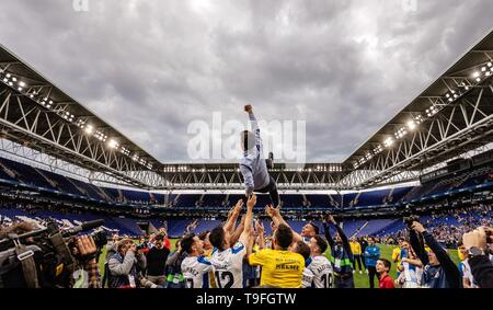 Barcelona, Spanien. 18 Mai, 2019. Von Espanyol Haupttrainer Rubi (oben) ist in den Himmel geworfen durch seine Spieler den Sieg nach der letzten Runde die Spanische Liga Match zwischen RCD Espanyol und Real Sociedad San Sebastián in Barcelona, Spanien, am 18. Mai 2019 zu feiern. Espanyol gewann 2-0 und wurde für die UEFA Europa League in der kommenden Saison qualifiziert. Credit: Joan Gosa/Xinhua/Alamy leben Nachrichten Stockfoto