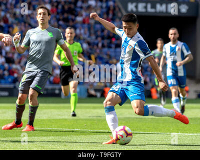 Barcelona, Spanien. 18 Mai, 2019. Von Espanyol chinesischen Spieler Wu Lei (vorne) schießt in der letzten Runde die Spanische Liga Match zwischen RCD Espanyol und Real Sociedad San Sebastián in Barcelona, Spanien, am 18. Mai 2019. Espanyol gewann 2-0 und wurde für die UEFA Europa League in der kommenden Saison qualifiziert. Credit: Joan Gosa/Xinhua/Alamy leben Nachrichten Stockfoto