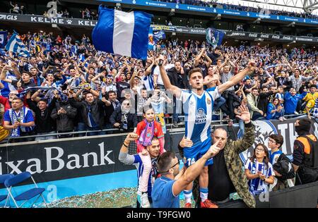 Barcelona, Spanien. 18 Mai, 2019. Von Espanyol Oscar Melendo (vorne oben) feiert mit Fans nach der letzten Runde die Spanische Liga Match zwischen RCD Espanyol und Real Sociedad San Sebastián in Barcelona, Spanien, am 18. Mai 2019. Espanyol gewann 2-0 und wurde für die UEFA Europa League in der kommenden Saison qualifiziert. Credit: Joan Gosa/Xinhua/Alamy leben Nachrichten Stockfoto