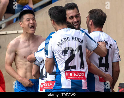 Barcelona, Spanien. 18 Mai, 2019. Von Espanyol chinesischen Spieler Wu Lei (1. L) feiert sein Ziel mit Marc Roca (L) und Borja Iglesias in der letzten Runde die Spanische Liga Match zwischen RCD Espanyol und Real Sociedad San Sebastián in Barcelona, Spanien, am 18. Mai 2019. Espanyol gewann 2-0 und wurde für die UEFA Europa League in der kommenden Saison qualifiziert. Credit: Joan Gosa/Xinhua/Alamy leben Nachrichten Stockfoto