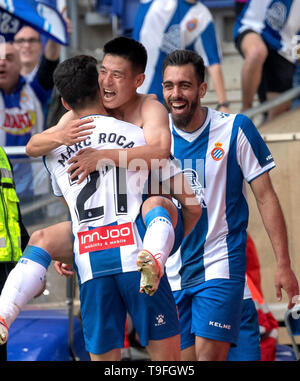 Barcelona, Spanien. 18 Mai, 2019. Von Espanyol chinesischen Spieler Wu Lei (C) feiert sein Ziel mit Marc Roca (L) und Borja Iglesias in der letzten Runde die Spanische Liga Match zwischen RCD Espanyol und Real Sociedad San Sebastián in Barcelona, Spanien, am 18. Mai 2019. Espanyol gewann 2-0 und wurde für die UEFA Europa League in der kommenden Saison qualifiziert. Credit: Joan Gosa/Xinhua/Alamy leben Nachrichten Stockfoto