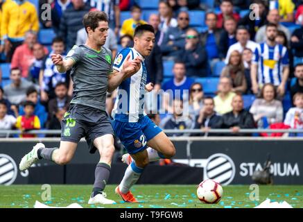 Barcelona, Spanien. 18 Mai, 2019. Von Espanyol chinesischen Spieler Wu Lei (R) Mias mit Real Sociedad Aritz Elustondo in der letzten Runde die Spanische Liga Match zwischen RCD Espanyol und Real Sociedad San Sebastián in Barcelona, Spanien, am 18. Mai 2019. Espanyol gewann 2-0 und wurde für die UEFA Europa League in der kommenden Saison qualifiziert. Credit: Joan Gosa/Xinhua/Alamy leben Nachrichten Stockfoto