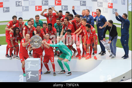 München, Deutschland. 18 Mai, 2019. Mannschaft des FC Bayern München feiert während der Preisverleihung nach einem Deutschen Bundesligaspiel zwischen dem FC Bayern München und Eintracht Frankfurt in München, Deutschland, am 18. Mai 2019. Bayern München gewann 5-1 und behauptete, der 7 aufeinanderfolgende Bundesliga Titel. Credit: Philippe Ruiz/Xinhua/Alamy leben Nachrichten Stockfoto