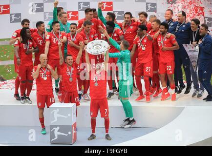 München, Deutschland. 18 Mai, 2019. Mannschaft des FC Bayern München feiert während der Preisverleihung nach einem Deutschen Bundesligaspiel zwischen dem FC Bayern München und Eintracht Frankfurt in München, Deutschland, am 18. Mai 2019. Bayern München gewann 5-1 und behauptete, der 7 aufeinanderfolgende Bundesliga Titel. Credit: Philippe Ruiz/Xinhua/Alamy leben Nachrichten Stockfoto