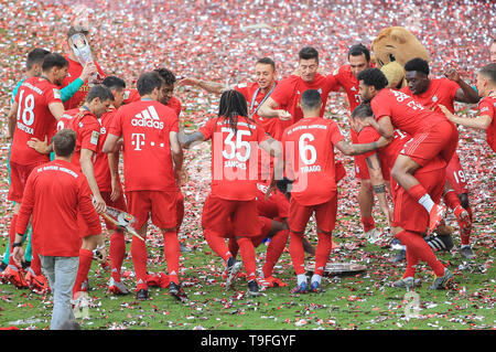 München, Deutschland. 18 Mai, 2019. Bayern München Spieler feiern während der Preisverleihung nach einem Deutschen Bundesligaspiel zwischen dem FC Bayern München und Eintracht Frankfurt in München, Deutschland, am 18. Mai 2019. Bayern München gewann 5-1 und behauptete, der 7 aufeinanderfolgende Bundesliga Titel. Credit: Philippe Ruiz/Xinhua/Alamy leben Nachrichten Stockfoto