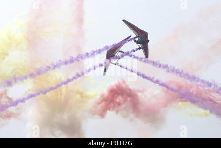 Peking, China. 18 Mai, 2019. Foto am 18. Mai 2019 zeigt die akrobatischen Leistung während der Eröffnungsfeier der Welt Fliegen-in-Expo in Wuhan, Zentralchina Provinz Hubei. Credit: Cheng Min/Xinhua/Alamy leben Nachrichten Stockfoto