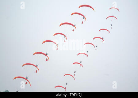 Peking, China. 18 Mai, 2019. Foto am 18. Mai 2019 zeigt die akrobatischen Leistung während der Eröffnungsfeier der Welt Fliegen-in-Expo in Wuhan, Zentralchina Provinz Hubei. Credit: Cheng Min/Xinhua/Alamy leben Nachrichten Stockfoto