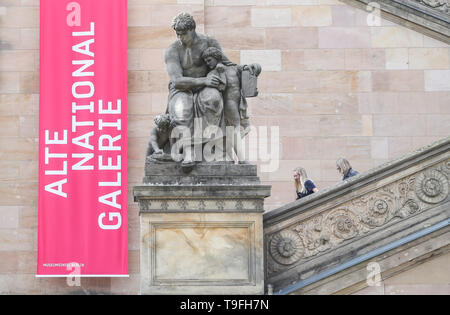 Peking, Deutschland. 17 Mai, 2019. Zwei Besucher gehen unten außerhalb der Alten Nationalgalerie (Alte Nationalgalerie) auf der Museumsinsel in Berlin, Hauptstadt der Bundesrepublik Deutschland, am 17. Mai 2019. Credit: Shan Yuqi/Xinhua/Alamy leben Nachrichten Stockfoto