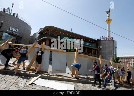 Kiew, Ukraine. 18 Mai, 2019. Ukrainische Aktivisten sind Gesehen zerstören ein Zaun an der Baustelle des Nationalen Denkmal der Helden des Himmlischen hundert auf dem Platz der Unabhängigkeit in Kiew, Ukraine. Die Aktivisten sagte, dass die vorbereitenden Arbeiten für den Bau der nationalen Denkmal der Helden des Himmlischen Hundert mit der Untersuchung der tötungen der Maiden Demonstranten (die Helden des Himmlischen Hundert), die in den Protesten gegen die Regierung im Jahr 2014 während der Revolution der Würde getötet wurden, beeinträchtigen. Credit: SOPA Images Limited/Alamy leben Nachrichten Stockfoto