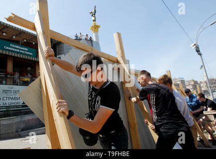 Kiew, Ukraine. 18 Mai, 2019. Ukrainische Aktivisten sind Gesehen zerstören ein Zaun an der Baustelle des Nationalen Denkmal der Helden des Himmlischen hundert auf dem Platz der Unabhängigkeit in Kiew, Ukraine. Die Aktivisten sagte, dass die vorbereitenden Arbeiten für den Bau der nationalen Denkmal der Helden des Himmlischen Hundert mit der Untersuchung der tötungen der Maiden Demonstranten (die Helden des Himmlischen Hundert), die in den Protesten gegen die Regierung im Jahr 2014 während der Revolution der Würde getötet wurden, beeinträchtigen. Credit: SOPA Images Limited/Alamy leben Nachrichten Stockfoto