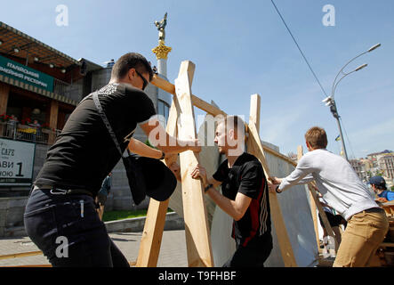 Kiew, Ukraine. 18 Mai, 2019. Ukrainische Aktivisten sind Gesehen zerstören ein Zaun an der Baustelle des Nationalen Denkmal der Helden des Himmlischen hundert auf dem Platz der Unabhängigkeit in Kiew, Ukraine. Die Aktivisten sagte, dass die vorbereitenden Arbeiten für den Bau der nationalen Denkmal der Helden des Himmlischen Hundert mit der Untersuchung der tötungen der Maiden Demonstranten (die Helden des Himmlischen Hundert), die in den Protesten gegen die Regierung im Jahr 2014 während der Revolution der Würde getötet wurden, beeinträchtigen. Credit: SOPA Images Limited/Alamy leben Nachrichten Stockfoto