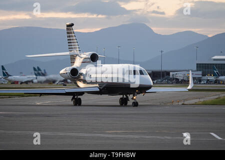 Richmond, British Columbia, Kanada. 17 Mai, 2019. Drei - Motor Dassault Falcon 900EX (C-GJPG) Business Jet, Great Pacific Capital Corp., entlang der Rollbahn am internationalen Flughafen Vancouver rollen. Credit: bayne Stanley/ZUMA Draht/Alamy leben Nachrichten Stockfoto