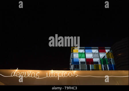 Malaga, Spanien. 19 Mai, 2019. Das Centre Pompidou Museum gesehen wird mit künstlerischen Beleuchtung während der Nacht in Weiß" 2019 eingerichtet. Jeder Mai, Malaga feiert eine kulturelle Nacht mit mehr als 200 Aktivitäten in der Innenstadt wie Performances, Street Art, live Musik und kostenfreie Besuche in allen Museen. Credit: SOPA Images Limited/Alamy leben Nachrichten Stockfoto