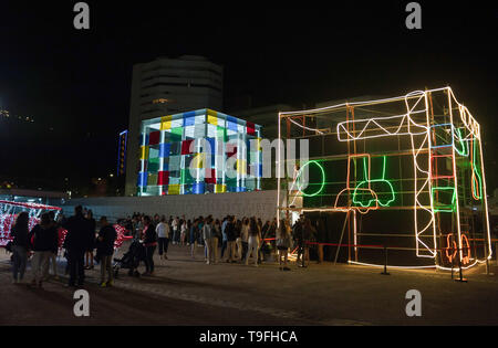 Malaga, Spanien. 19 Mai, 2019. Das Centre Pompidou Museum gesehen wird mit künstlerischen Beleuchtung während der Nacht in Weiß" 2019 eingerichtet. Jeder Mai, Malaga feiert eine kulturelle Nacht mit mehr als 200 Aktivitäten in der Innenstadt wie Performances, Street Art, live Musik und kostenfreie Besuche in allen Museen. Credit: SOPA Images Limited/Alamy leben Nachrichten Stockfoto