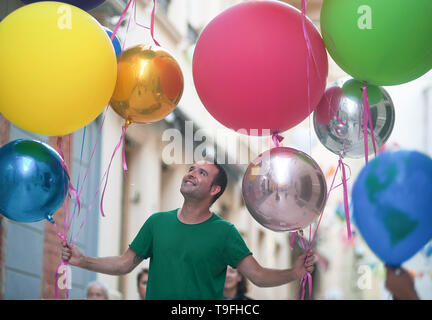 Malaga, Spanien. 19 Mai, 2019. Ein Mann wird auf der Straße von Ballons umgeben, während "die Nacht in Weiß" 2019 gesehen. Jeder Mai, Malaga feiert eine kulturelle Nacht mit mehr als 200 Aktivitäten in der Innenstadt wie Performances, Street Art, live Musik und kostenfreie Besuche in allen Museen. Credit: Jesus Merida/SOPA Images/ZUMA Draht/Alamy leben Nachrichten Stockfoto