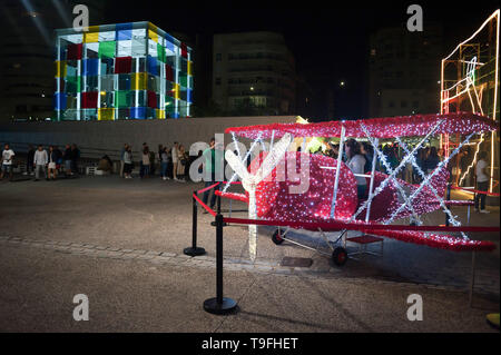 Malaga, Spanien. 19 Mai, 2019. Ein Doppeldecker mit künstlerische Beleuchtung eingerichtet ist vor der Fassade des Centre Pompidou Museum während der Nacht in Weiß" 2019 gesehen. Jeder Mai, Malaga feiert eine kulturelle Nacht mit mehr als 200 Aktivitäten in der Innenstadt wie Performances, Street Art, live Musik und kostenfreie Besuche in allen Museen. Credit: Jesus Merida/SOPA Images/ZUMA Draht/Alamy leben Nachrichten Stockfoto