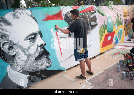Malaga, Spanien. 19 Mai, 2019. Ein street artist wird gesehen, Zeichnung an der Wand während der Nacht in Weiß" 2019. Jeder Mai, Malaga feiert eine kulturelle Nacht mit mehr als 200 Aktivitäten in der Innenstadt wie Performances, Street Art, live Musik und kostenfreie Besuche in allen Museen. Credit: Jesus Merida/SOPA Images/ZUMA Draht/Alamy leben Nachrichten Stockfoto